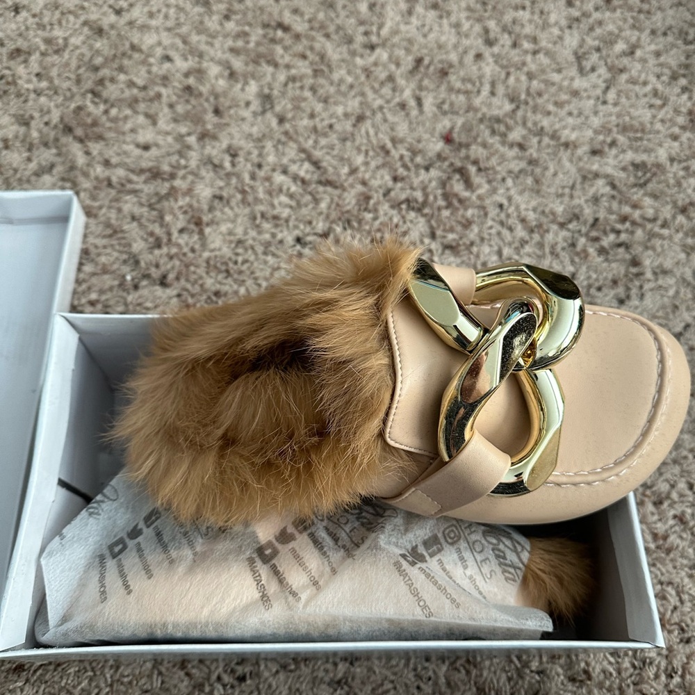 Chic Beige Fur-Lined Loafers with Gold Chain